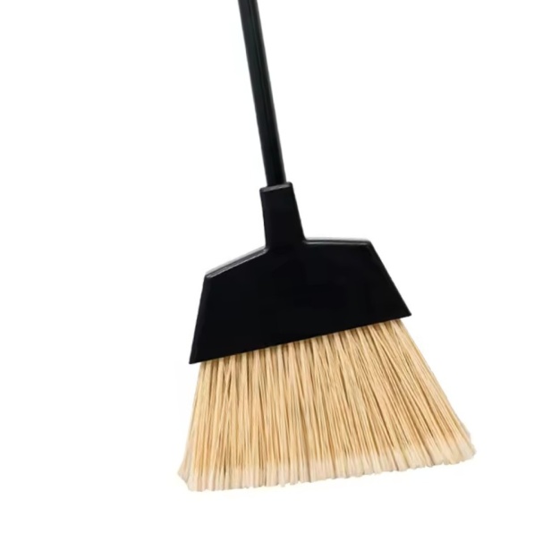 Balai à angle 13'' noir et jaunes avec manche de métal 48''